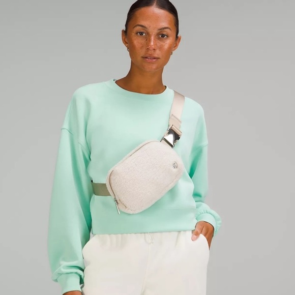 🤍 Ivory / Trench Everywhere Fleece Belt Bag 🤍 - Picture 5 of 14